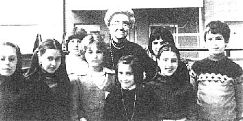 Sor.Eileen Davies con un gruppo di bambini